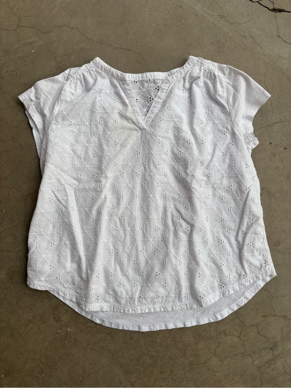 St. John's Bay 100% cotton white eyelet blouse with V-neck and short sleeves PXL